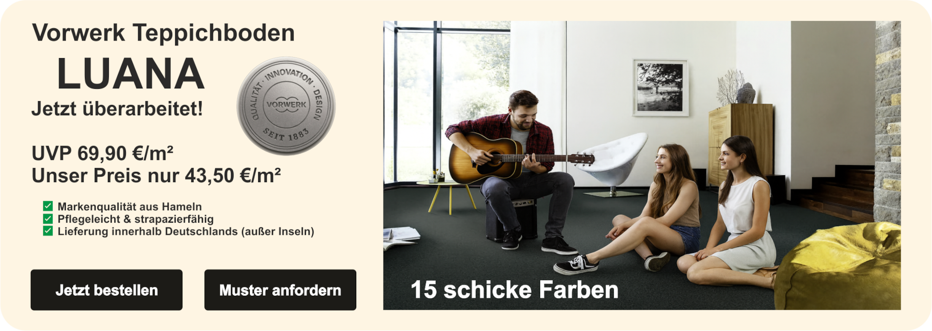 „Werbebild für Vorwerk Teppichboden LUANA mit modernem Wohnzimmer, Gitarrist und zwei Zuhörerinnen auf dem Teppich; Textfeld mit Preisaktion, Qualitätsmerkmalen und Bestellhinweis – stilvolle Szene mit Designermöbeln und Tageslicht.“